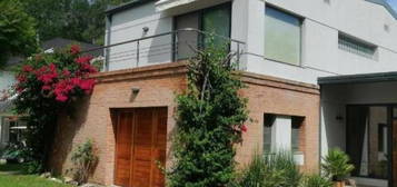 Casa en Alquiler - 3 Dorm. 4 Baños - Cochera - 1.200 m² - Guillermo Hudson