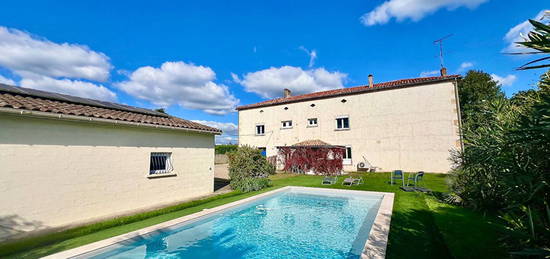 MAISON COMPOSÉE DE DEUX LOGEMENTS, GARAGE ET PISCINE