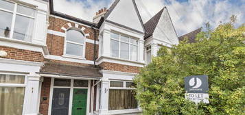 Flat to rent in Conyers Road, London SW16