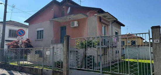 Casa indipendente in vendita in via Manzoni, 16