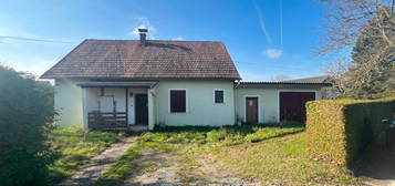 Wohnhaus mit Nebengebäude und begonnen Sanierungsarbeiten.