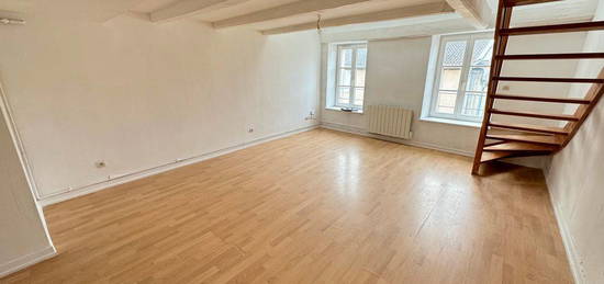 F3 F4 DUPLEX BOULAY centre, au calme dans un petit immeuble, entièrement parquet, salon-séjour, buanderie, wc ind.,grande cuisine; à l'étage 2 chambres, une salle de bains