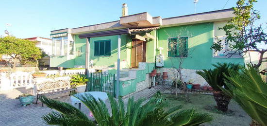 Villa singola giardino e garage altezza Baia Verde