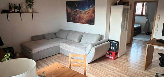 Helle 2 Zimmer Wohnung mit Loggia in ruhiger Lage