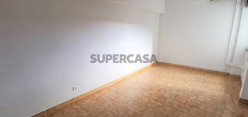 Apartamento T1 (2 ass.) no Centro de Loures