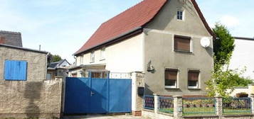 - Bauernhaus mit eigenen Brunnen und Nebengebäuden -