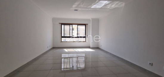 Arrendamento de Apartamento T3  na rua Abel Manta, 4