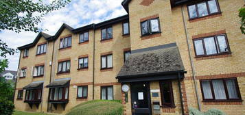 Flat to rent in Balmoral Road, Watford WD24