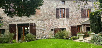 Maison en pierre avec jardin clos dans le centre bourg de La Vraie Croix