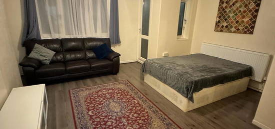 Studio to rent in Cambridge Heath Road, London E2