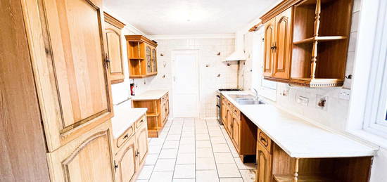 Detached house to rent in Cambridge Road, Ilford IG3