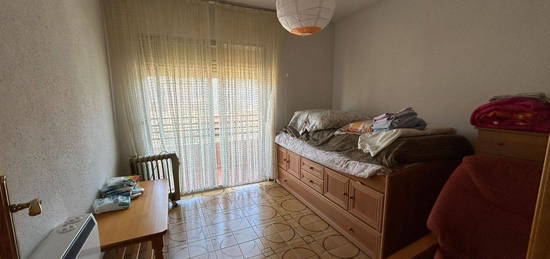 Chalet adosado en venta en calle Perales