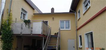 Neuwertige 2 Zi. Wohnung mit versetzten Ebenen und großem Balkon in Groß-Gerau
