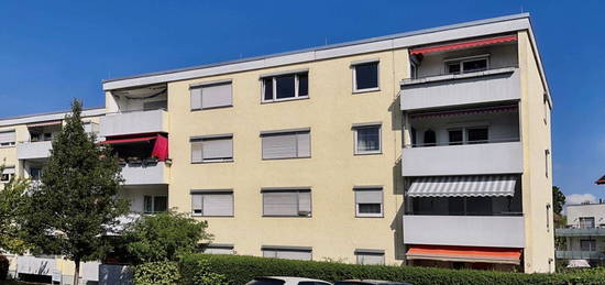 Großzügige Wohnung im 3. Obergeschoss mit  sonnigem Balkon und Einzelgarage.