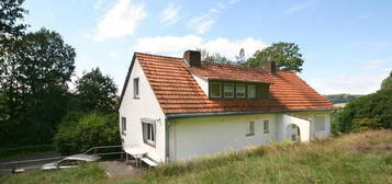 WOHNEN WIE IM URLAUB 1-2 Familienhaus mit Terrasse, Balkon, Garage und kinderfreundlichem Garten in ruhiger Waldrandlage von Staufenberg-OT