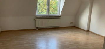 Solide 3 Zimmer-Dachgeschoss-Wohnung mit Balkon!