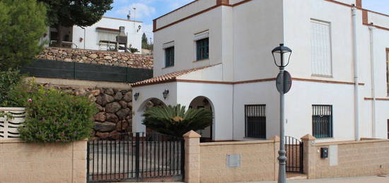 Chalet adosado en venta en calle el Cortijillo, 4