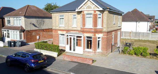 5 bedroom detached house