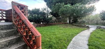 Casa Tradicional Portuguesa com Mercearia, Poço e Jardim