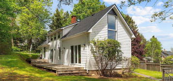 165 King St, Chester, NS B0J 1J0