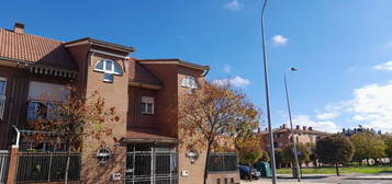 Chalet adosado en venta en calle Ignacio Serrano