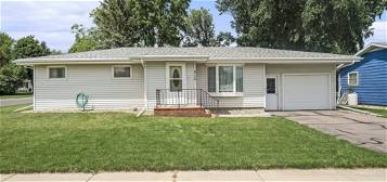 912 NW 5th St, Madison, SD 57042