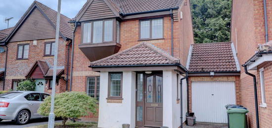 Link-detached house to rent in Briarswood, Hazlemere, High Wycombe, Buckinghamshire HP15