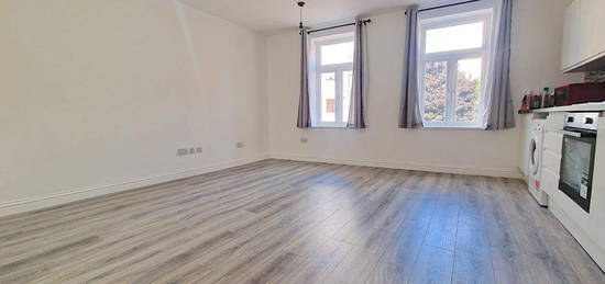 Flat to rent in West Green Road, Tottenham, London N15