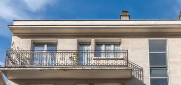 Centre ville, dernier étage avec balcons, traversant, soigné