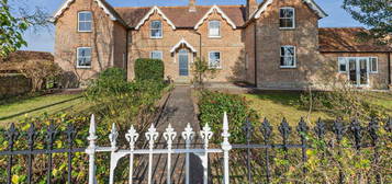 5 bedroom detached house