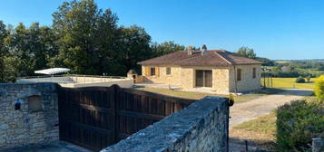 Maison en pierres avec piscine garage terrain et vue dominante