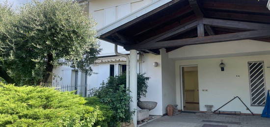 Casa indipendente in vendita in via Aldo Moro, 25