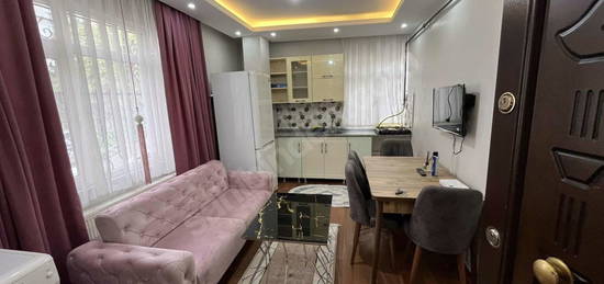 VEZİROĞLUNDAN CADDE ÜZERİ ARAÇ TAKASLI 1.KAT EŞYALI1+1 50M2DAİRE