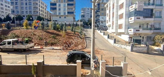 YEDTEPE'DE PARK CEPHEL SATILIK GEN SIFIR "2+1" ARAKAT DARE