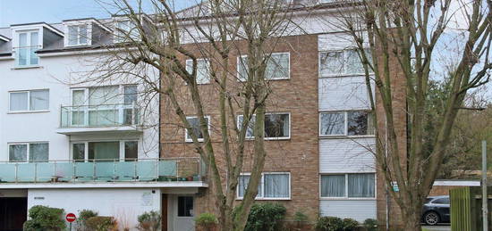 Flat to rent in Brook Court, Watling Street, Radlett WD7