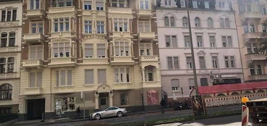 2,5 Zimmer Altbau Wohnung mit kleinem Balkon zu vermieten