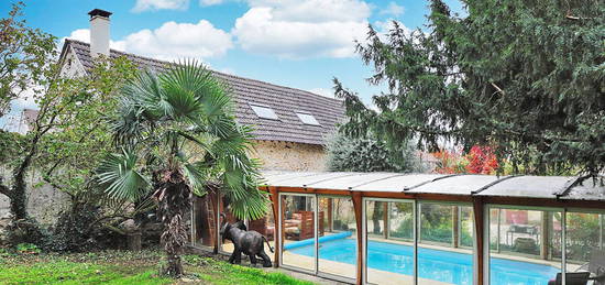 Ancienne ferme du 19e avec jardin paysager et piscine couverte