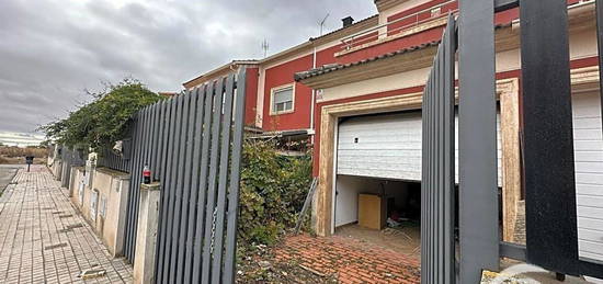 Chalet adosado en venta en Urbanización San Isidro