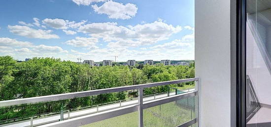 Vysočany, slunný byt 2+kk (56m2) k pronájmu, balkon, garážové stání, ulice Svatošových