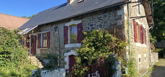 MAISON EN PIERRES DANS UN PETIT HAMEAU