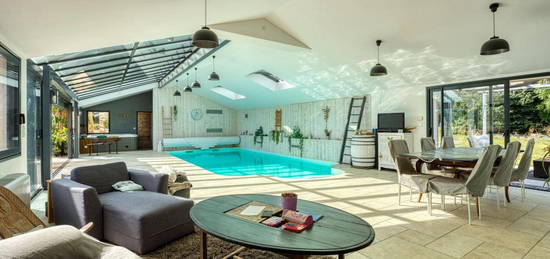 Superbe Maison de Charme de 360 m² avec Piscine Couverte et Grand Terrain au Champ-Saint-Père