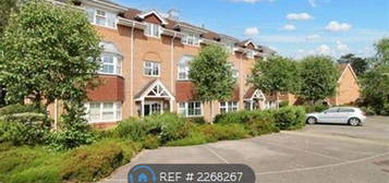 Flat to rent in Latimer House, Fleet GU51