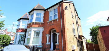 Flat to rent in Haslemere Road, Winchmore Hill N21