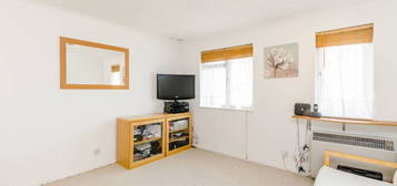 Flat to rent in Rabournmead Drive, Northolt UB5