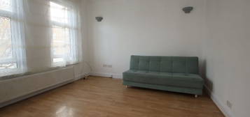 Flat to rent in Winchester Road, London N9