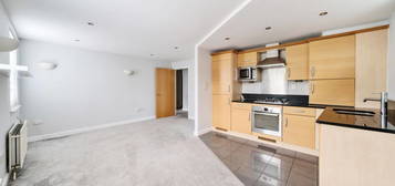 Flat to rent in High Street, Esher KT10