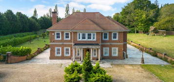 5 bedroom detached house