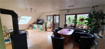 Ruhige 3-Zimmer-Dachgeschosswohnung mit Einbauküche, Garten und Balkon in Offenburg-Windschläg