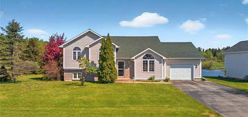 800 Squire Green Dr, Bathurst, NB E2A 4W8
