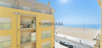 Apartamento T3 com vista mar a 20 metros da praia